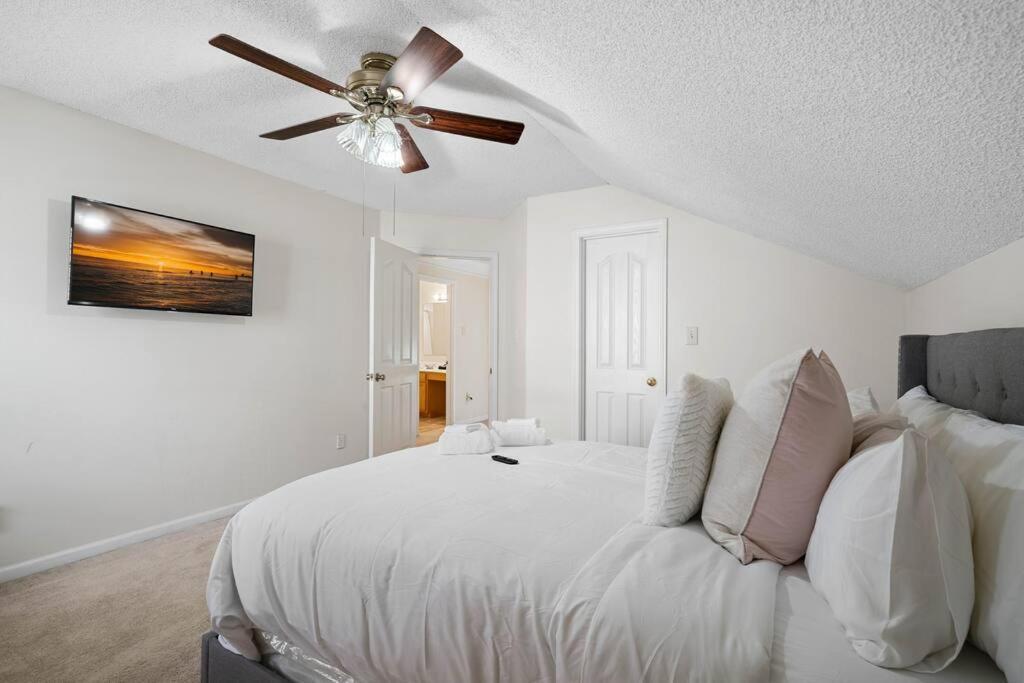 Cozy 4B 2 5B University Home King Beds Jacuzzi Шарлотт Экстерьер фото