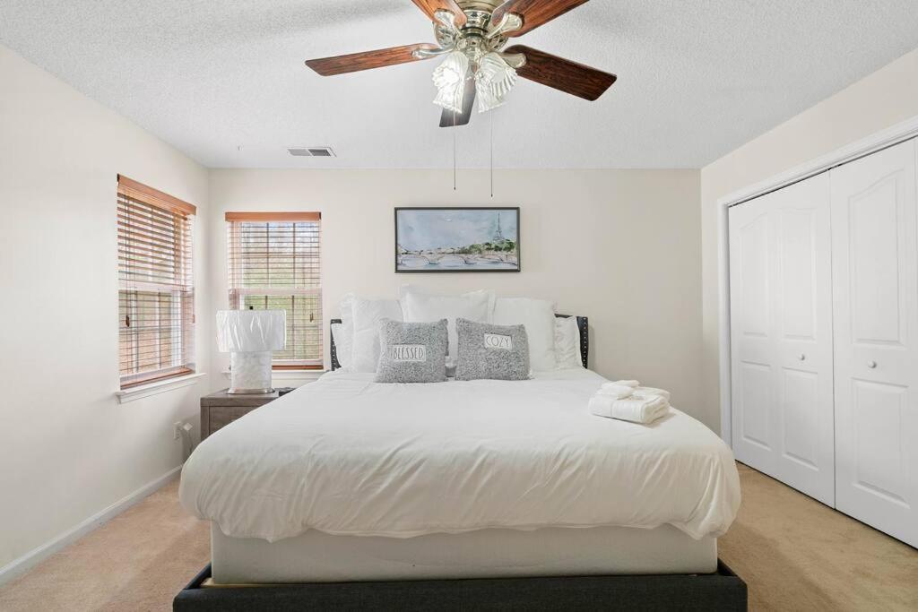 Cozy 4B 2 5B University Home King Beds Jacuzzi Шарлотт Экстерьер фото